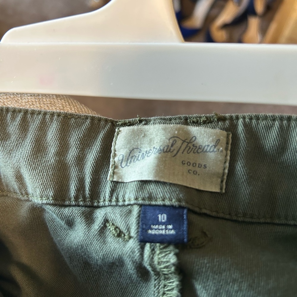 Cute army green cargo pants! Size 10 - Picture 2 of 3